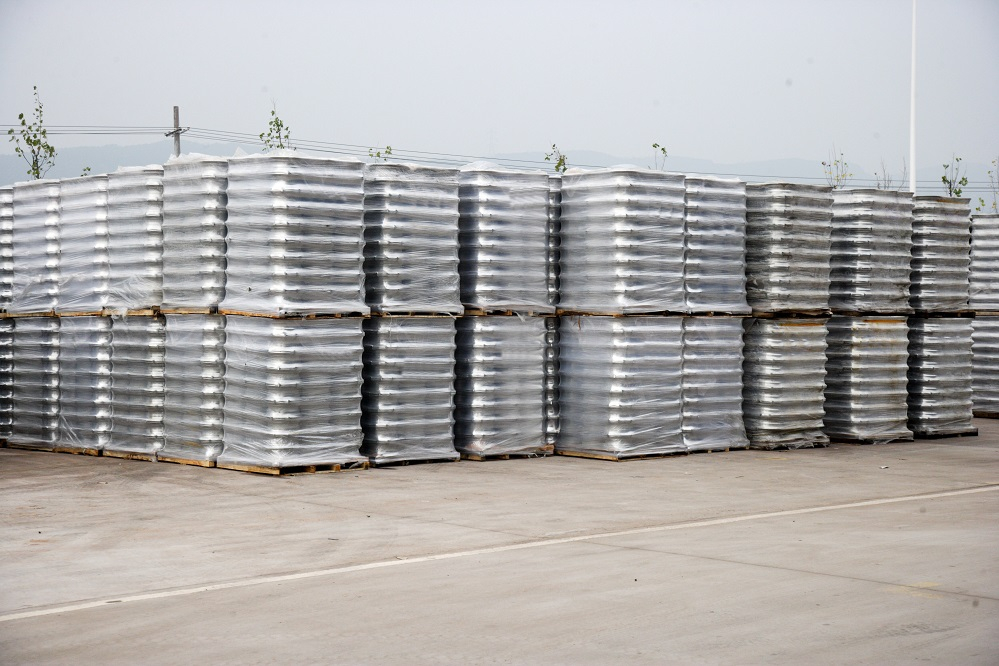 Доля российских запасов алюминия на складах LME в октябре выросла до 79,5%